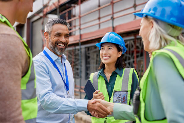 Professionnel souriant en tenue professionnelle